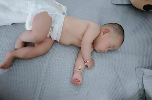 射阳宝宝胳膊上起红疙瘩